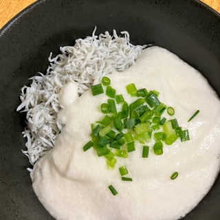 生しらすとまぐろのふわふわ丼